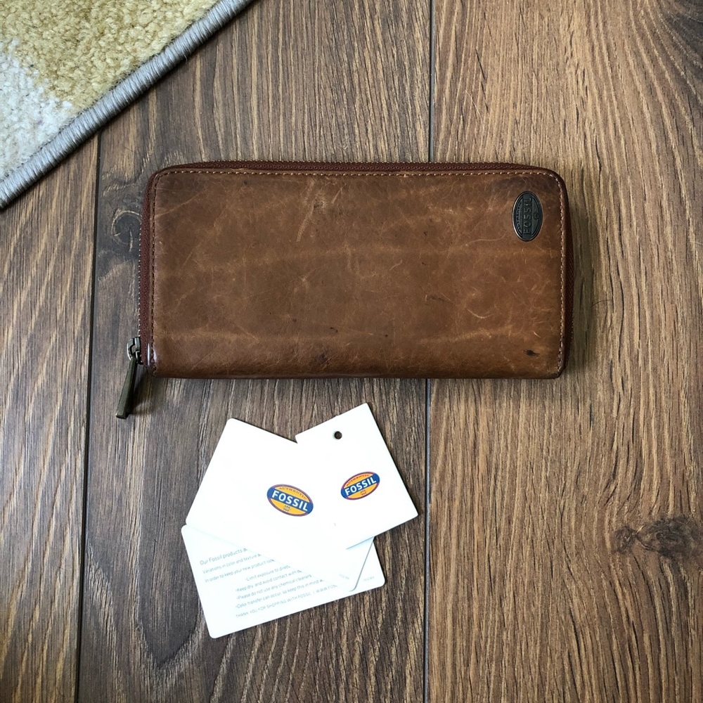 NWT Distressed Cognac Leather Fossil Zippy Wallet